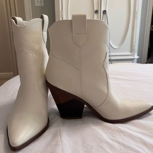 Limelight Feaux Leather Off-White Cowgirl Boots in Size 7